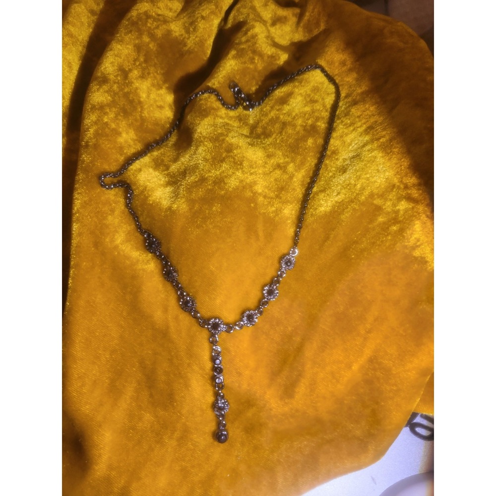 Black Y necklace with Flower Shaped Details Costume Jewelry - Picture 3 of 3